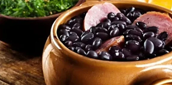 Feijoada em panela de barro